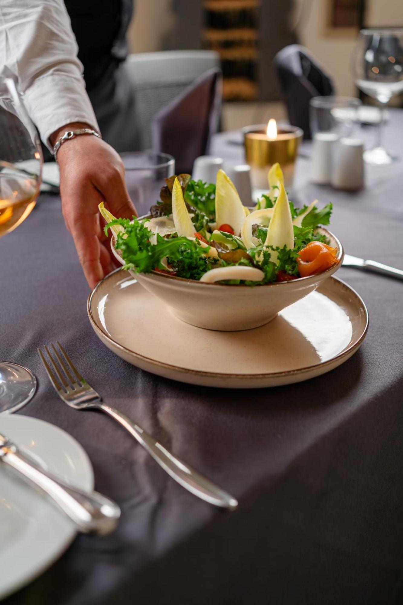 فندق قصر كنزي المنارة - مراكش المظهر الخارجي الصورة A salad being served