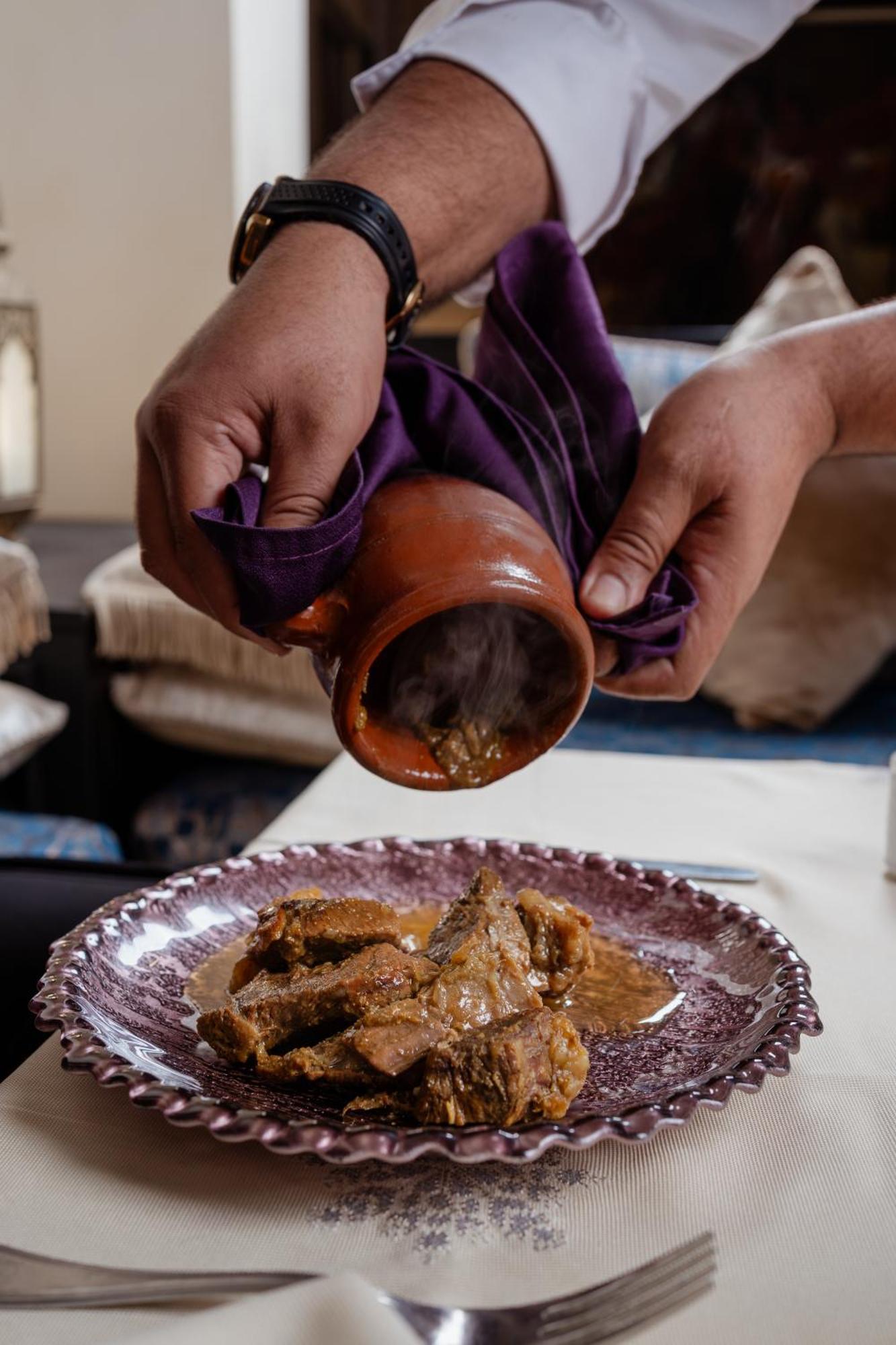 فندق قصر كنزي المنارة - مراكش المظهر الخارجي الصورة Incense being poured from a k'áap