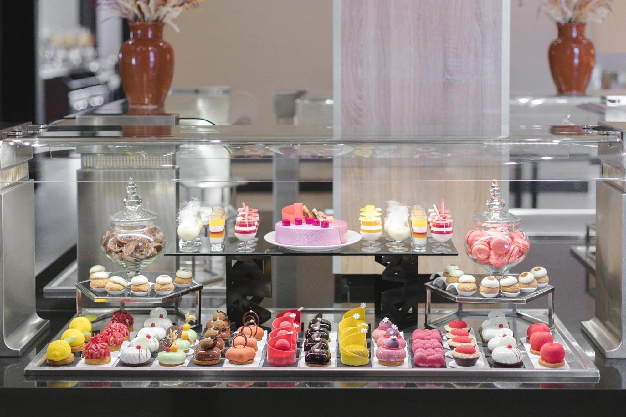 فندق قصر كنزي المنارة - مراكش المظهر الخارجي الصورة A display of French desserts