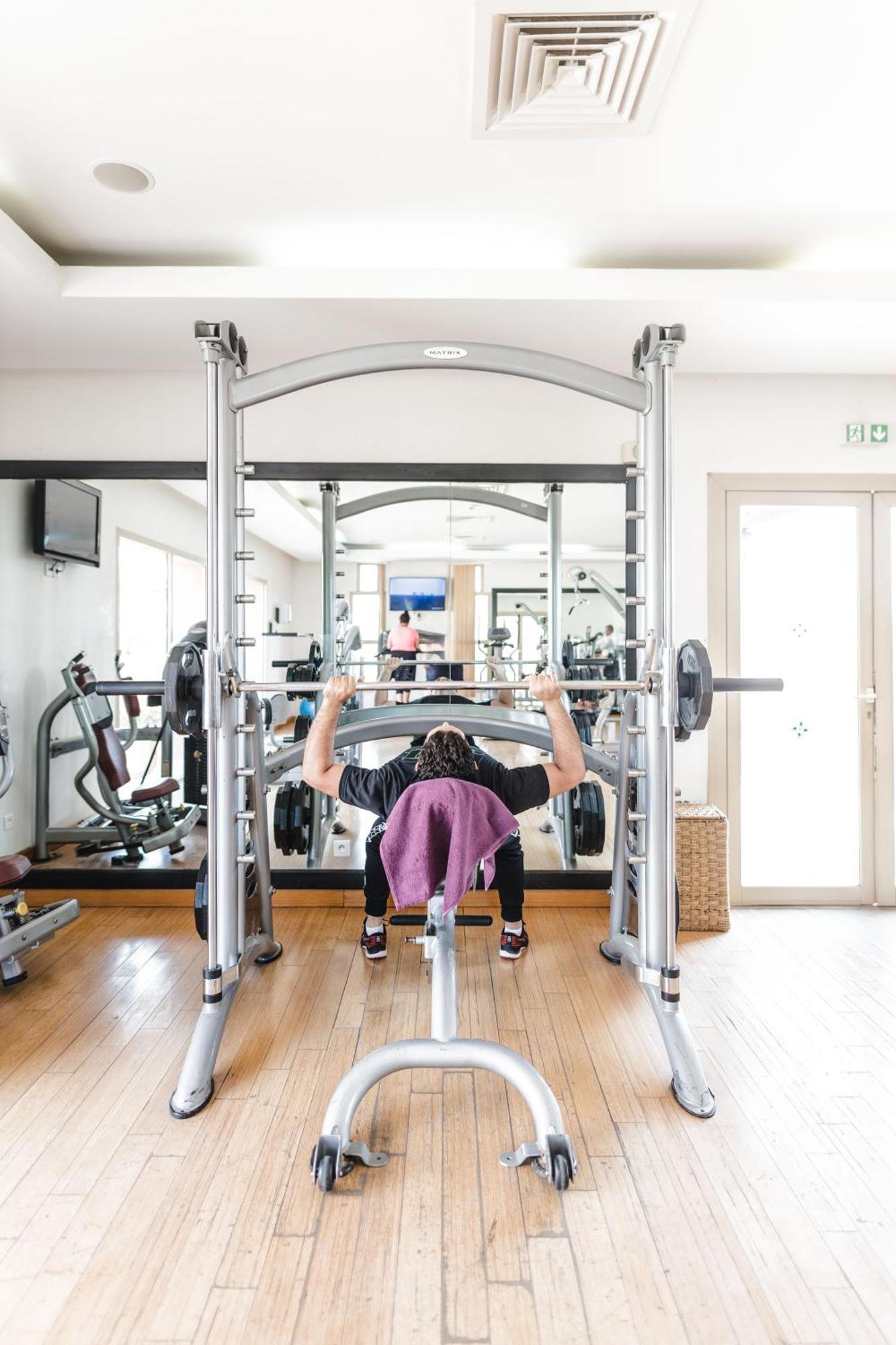فندق قصر كنزي المنارة - مراكش المظهر الخارجي الصورة A woman performing a bench press with a Smith machine